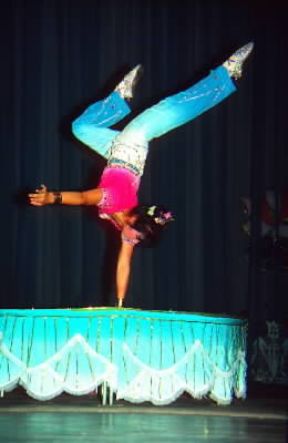 Circo. Spettacolo di equilibrismo e acrobazie in un circo cinese.De Agostini Picture Library/M. Bertinetti