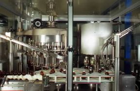 Farmaco. Stazioni di riempimento e aggraffatura dei flaconi di sciroppo.De Agostini Picture Library/G. Cigolini