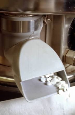 Farmaco. Comprimitrice automatica per la produzione di compresse.De Agostini Picture Library/G. Cigolini