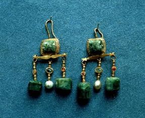 Gallia. Orecchini in oro e smeraldi (Lione, MusÃ©e de la Civilisation Gallo-Romaine).De Agostini Picture Library/G. Dagli Orti