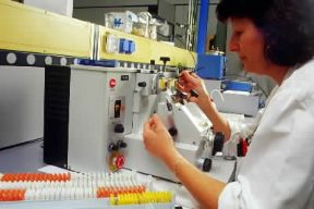 Istologia . Preparazione di vetrini.De Agostini Picture Library/G. Cigolini