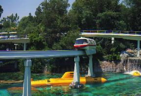 Monorotaia nel parco di divertimenti di Disneyland in California.De Agostini Picture Library / W. Buss