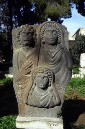 Palmira . Rilievo funerario proveniente dagli scavi archeologici della cittÃ  siriana (Damasco, Giardino del Museo Nazionale).De Agostini Picture Library/C. Sappa