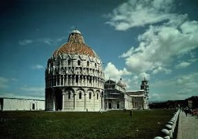 Pisa. Una veduta del celebre complesso monumentale di piazza dei Miracoli, con il battistero in primo piano.De Agostini Picture Library