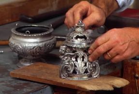 Restauro di un incensiere d'argento.De Agostini Picture Library/G. Cigolini