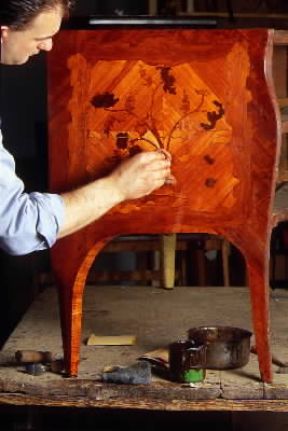 Restauro di un mobile d'epoca.De Agostini Picture Library/G. Cigolini