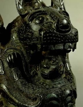 Shang . Particolare del vaso in bronzo detto 