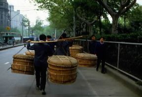 Shanghai . Tradizionale sistema di trasporto delle mercanzie.De Agostini Picture Library/E. Turri
