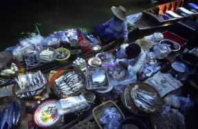 Thailandia. Un mercato galleggiante presso Ratchaburi.De Agostini Picture Library/C. Sappa