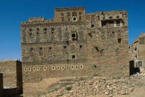 Yemen. Un palazzo a Thula. Gli edifici venivano costruiti con la tecnica a strati di pietra e di armatura lignea.De Agostini Picture Library/L. Romano