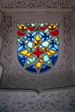 Yemen. Una finestra policroma ad Ar-Rawdha.De Agostini Picture Library/L. Romano