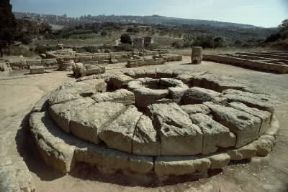 Altare a pianta circolare presso il tempio dei Dioscuri ad Agrigento.De Agostini Picture Library/G. Berengo Gardin