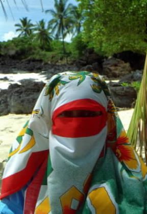 Comore. Donna con il tradizionale copricapo.De Agostini Picture Library / D. Minassian