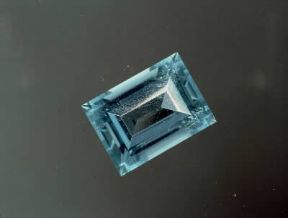 Pietra. Un esempio di gemma giÃ  lavorata e pronta per essere montata: acqua marina.De Agostini Picture Library