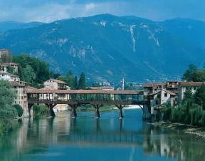 Bassano del Grappa. Ponte coperto sul Brenta.De Agostini Picture Library / G. Barone