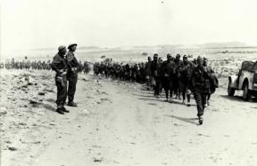 II guerra mondiale. Prigionieri italiani nella zona di El-Hamma vengono avviati verso le retrovie e i campi di concentramento.De Agostini Picture Library