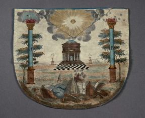 Massoneria. Un grembiulino della massoneria italiana (Milano, Museo del Risorgimento).De Agostini Picture Library/G. Cigolini