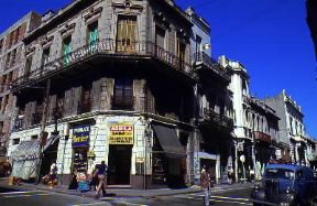 Montevideo. Una via della cittÃ  vecchia.De Agostini Picture Library / S. Gutierrez