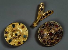 Oreficeria . Fibbie e spilla a forma di mosca in oro e smalto (sec. V-VII; Firenze, Museo Nazionale del Bargello).De Agostini Picture Library/G. Dagli Orti