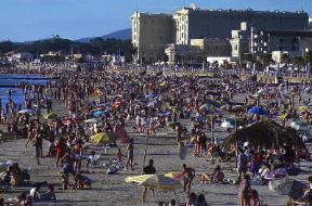 Uruguay. La spiaggia di Piriapolis, uno dei numerosi centri balneari del Paese.De Agostini Picture Library/ S. Gutierrez