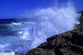 Onda . Onde marine con increspature di spuma che si infrangono contro gli scogli.De Agostini Picture Library/C. Rives-Desmier