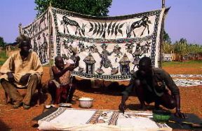Senufo . Giovani artigiani Senufo impegnati nella decorazione di tessuti.De Agostini Picture Library/L. Romano