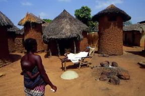 Senufo . Un tipico villaggio formato da capanne doppie a pianta circolare. De Agostini Picture Library/L. Romano