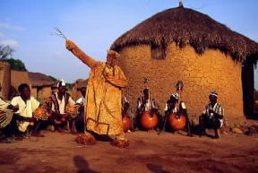 Senufo . Un complesso strumentale accompagna una danza rituale.De Agostini Picture Library/L. Romano