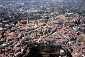 Chieti. Ampia veduta della cittÃ  con centro storico in primo piano.PubbliAerFoto