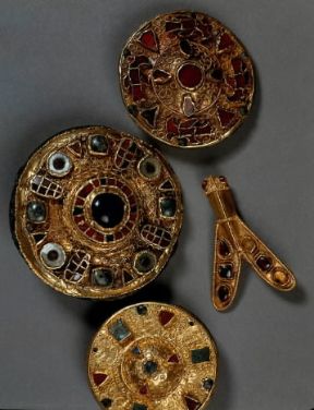 Arte barbarica. Alcune fibule di arte barbarica ed una spilla a forma di mosca (Firenze, Museo Nazionale del Bargello).De Agostini Picture Library/G. Dagli Orti