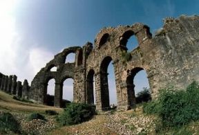 Aspendo. Resti dell'acquedotto romano. De Agostini Picture Library / G. SioÃ«n