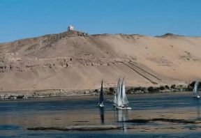 AswÃ¢n. Veduta della necropoli sulla riva occidentale dell'isola Elefantina.De Agostini Picture Library/G. SioÃ«n