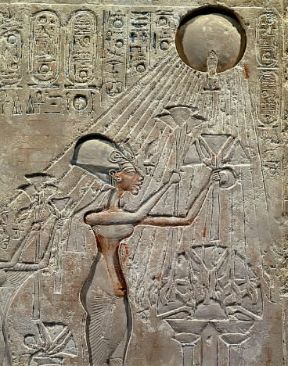 Atum. Ekhnaton adora il 