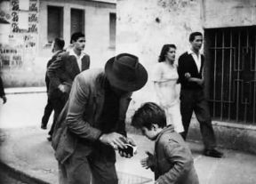 Ladri di biciclette. Una scena tratta dal film girato da V. De Sica nel 1948.De Agostini Picture Library/D. Turconi