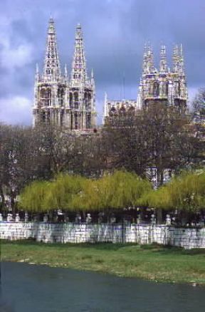 Burgos. La cattedrale vista dal fiume ArlanzÃ³n.De Agostini Picture Library/G. SioÃ«n