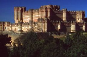 Castello. In epoca feudale era il centro sociale, amministrativo e giudiziario per gli abitanti delle zone che ne dipendevano.De Agostini Picture Library/C. Sappa
