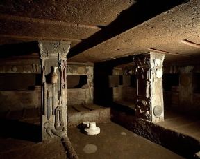 Stucco. Interno della Tomba dei Rilievi a Cerveteri.De Agostini Picture Library/S. Vannini