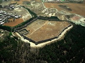 Fortezza. Veduta aerea della fortezza di Lucera, in Puglia, fatta edificare da Carlo I d'AngiÃ² (sec. XIII).De Agostini Picture Library/Pubbli Aer Foto