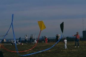 Aquilone. Aquiloni a losanga nel cielo di Berlino.De Agostini Picture Library/G.P. Cavallero