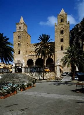CefalÃ¹. La facciata di tipo normanno della cattedrale dedicata al Salvatore e ai SS. Pietro e Paolo.De Agostini Picture Library/F. Tanasi