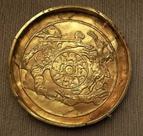 Fenici. Coppa d'oro con scena di caccia (sec. XV-XIV a. C.; Parigi, Louvre).De Agostini Picture Library/G. Dagli Orti