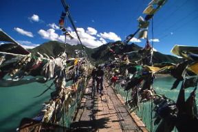 Tibet. Un ponte del capoluogo Lhasa.De Agostini Picture Library/G. SioÃ«n