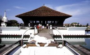 Colombo. Il tempio buddhista.De Agostini Picture Library / 2P