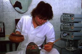 Fangoterapia estetica in uno stabilimento termale di Ischia.De Agostini Picture Library/G. Roli