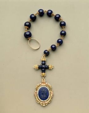Rosario in oro, diamanti e lapislazzuli del 1775 ca. (Roma, Collezione Bulgari).De Agostini Picture Library / G. Cigolini