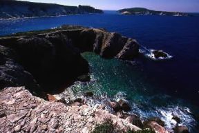 Tremiti, Isole. Veduta di Cala Sorrentino e di Cala Pietra del Fuccillo a Capraia.De Agostini Picture Library/G. Roli