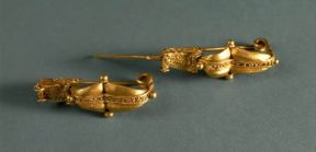 Magna Grecia. Fibule in oro del sec. IV a. C. (Taranto, Museo Nazionale).De Agostini Picture Library/G. Dagli Orti