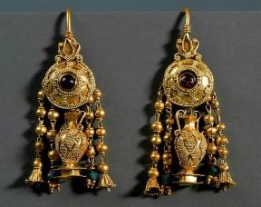 Orecchino . Orecchini d'oro del sec. II-I a. C., proveniente dagli scavi di Eraclea (Policoro, Museo Nazionale della Siritide).De Agostini Picture Library/G. Dagli Orti