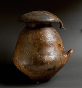 Villanoviano. Ossuario a fungo con scodella proveniente dalla necropoli di S. Vitale (Bologna, Museo Civico Archeologico).De Agostini Picture Library/A. De Gregorio