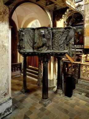 Ambone romanico nella chiesa di S. Giulio sull'isola omonima del lago d'Orta.De Agostini Picture Library/C. Rosso